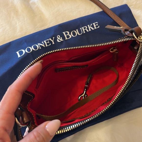 NEW Dooney & Bourke crossbody with dust bag - Picture 3 of 5